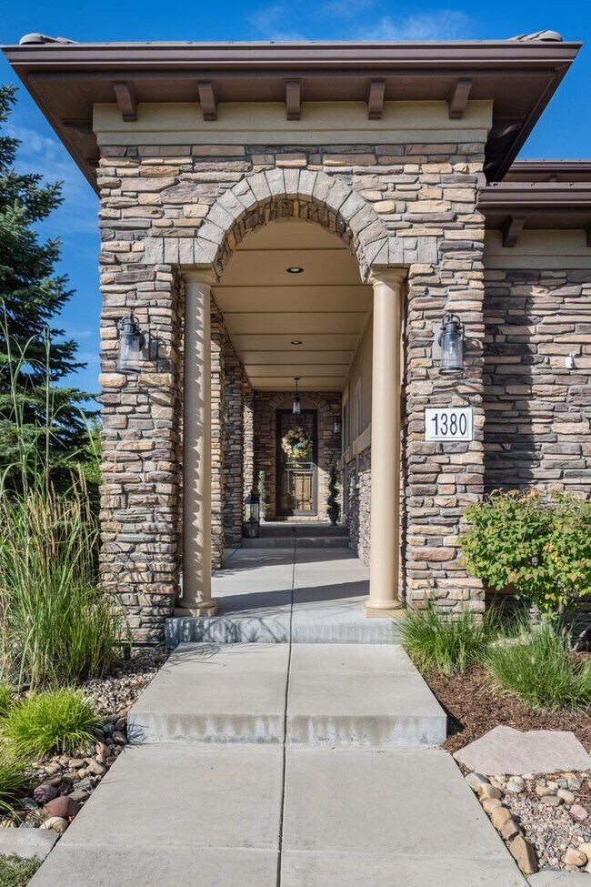 Foto del edificio - 1380 N Huntington Trails Pkwy