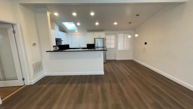 Building Photo - Beautiful 3 bedroom 2 bathroom home, updated kitchen & baths plus 1 car garage!