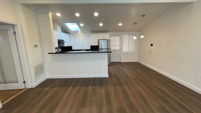 Foto del edificio - Beautiful 3 bedroom 2 bathroom home, updated kitchen & baths plus 1 car garage!