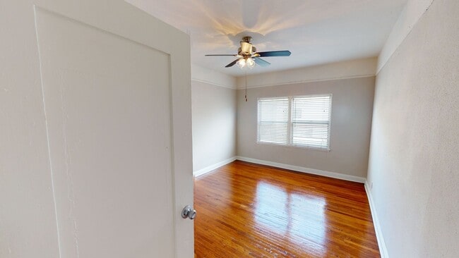 Foto del edificio - Budlong Apartments...Newly Renovated One Bedroom...Hardwood Floors!