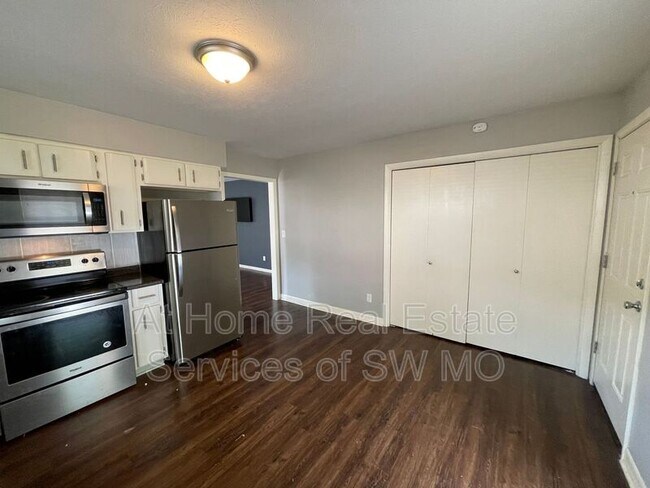 Foto del edificio - 1341 E Elm St