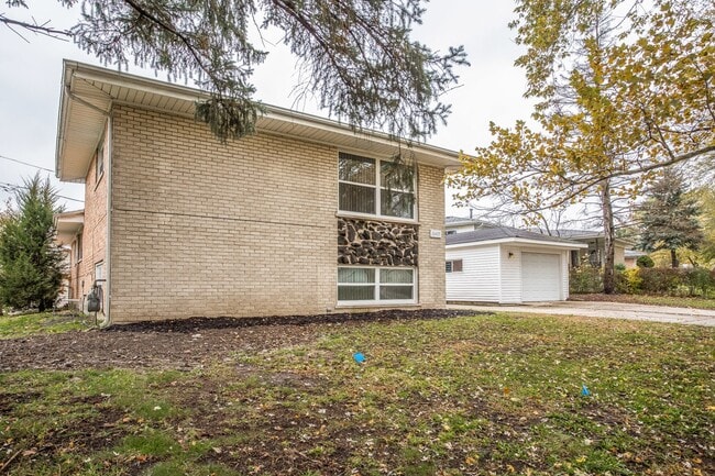 Building Photo - 16405 George Dr