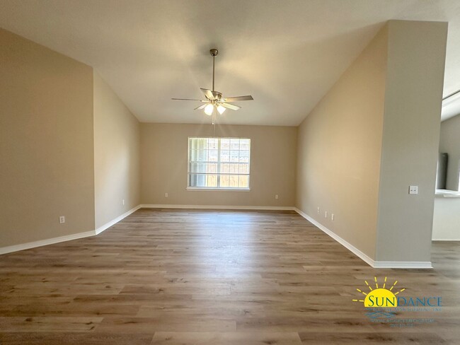 Building Photo - Gated Community with a community pool!