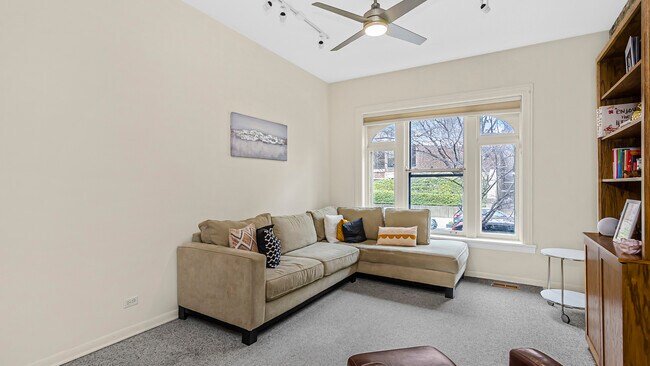 Sala de estar 2 - 1041 W Belden Ave