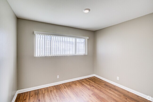 2BR, 1BA - 780SF - Dormitorio secundario - Nicolet Apts