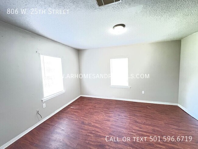 Building Photo - 806 W 25th St