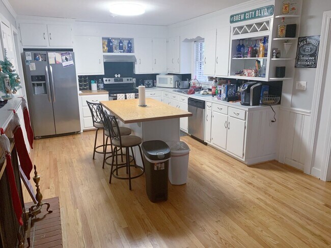 Building Photo - Beautiful 4 Bedroom 2 Bathroom home in the...