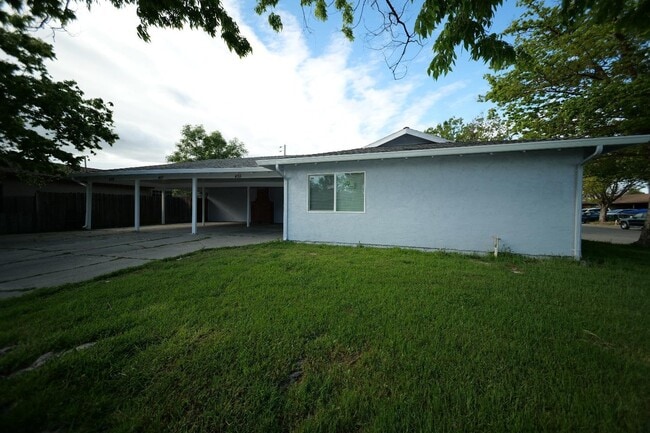 Building Photo - 455 Esperanza Way