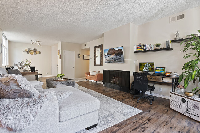 Building Photo - Kings Villa