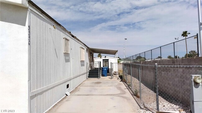 Building Photo - 3350 Isle Royale Dr