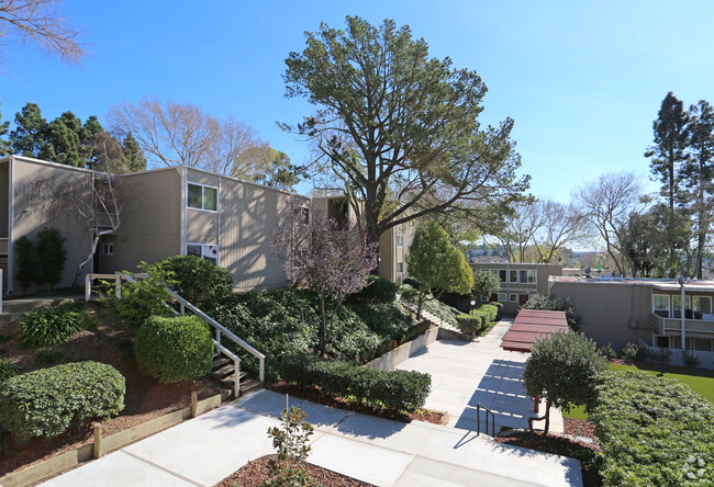 Building Photo - Forest Glenn Apartments