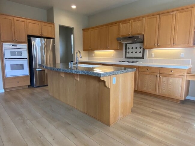 Building Photo - Available 12/1/25 Immaculate home in West ...