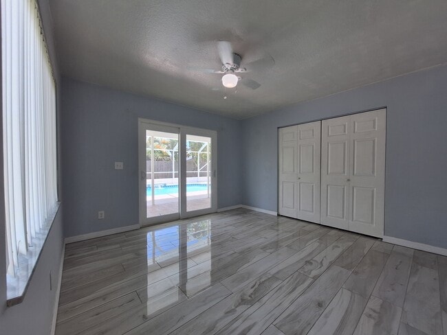 Building Photo - 573 SE Floresta Dr