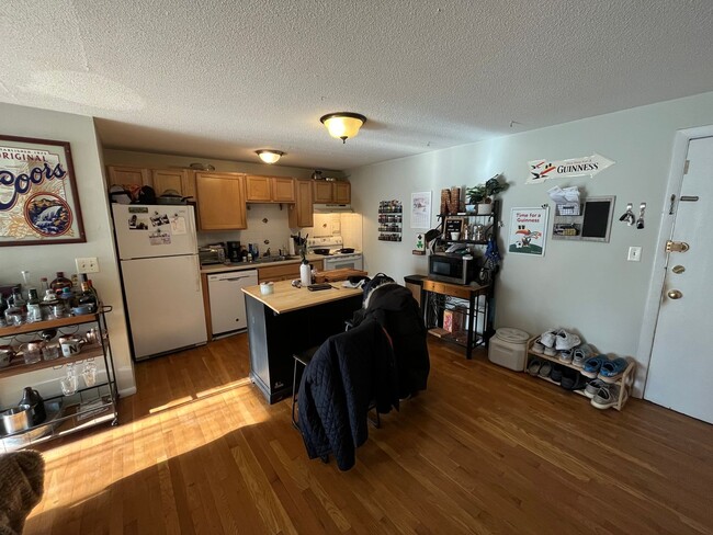 Building Photo - Pet Friendly - Balcony - Close to Whole Fo...