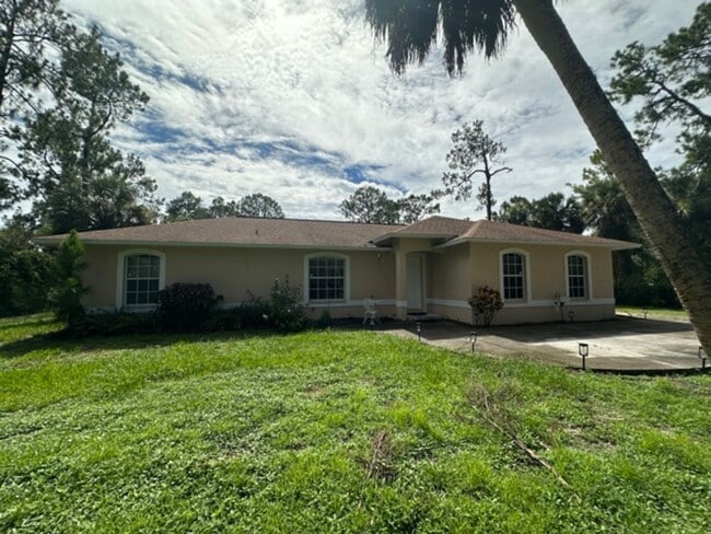 Building Photo - ANNUAL RENTAL - 3 Bedroom plus Den, 2 Bath...