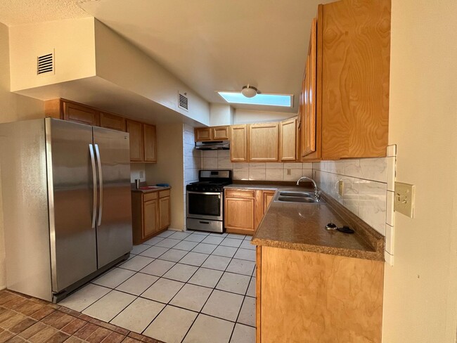 Foto del edificio - 3 bedroom 1 bath home with yard and covered parking