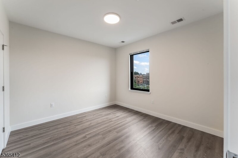 Foto principal - 72 S Essex Ave