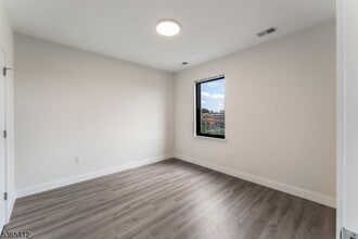 Building Photo - 72 S Essex Ave