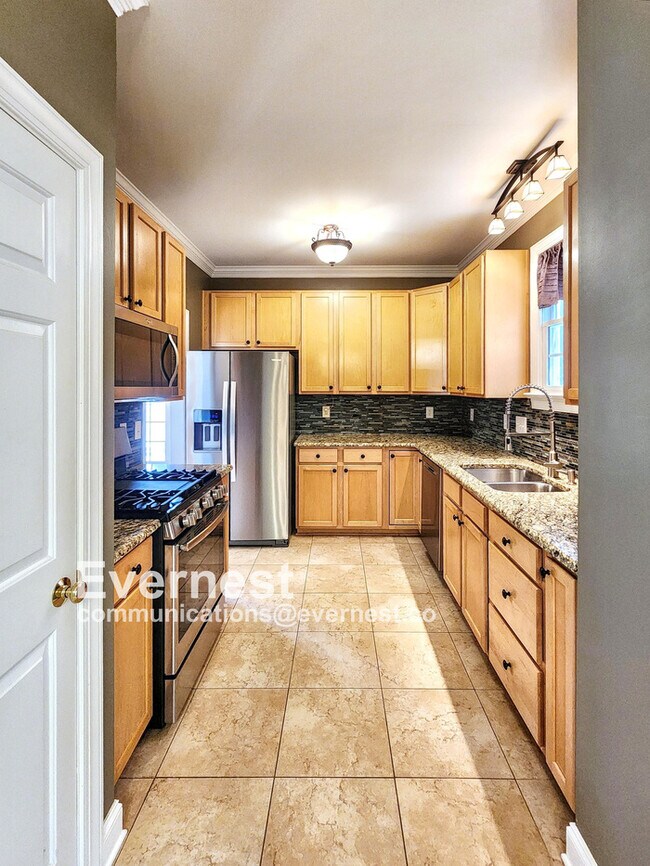 Building Photo - Charming 3-Bedroom Home with Modern Amenit...