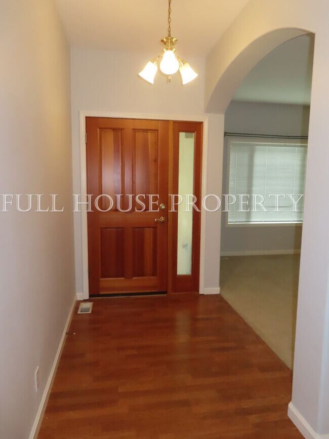 Building Photo - 3 br, 2 bath House - 281 Alexandra Ct.