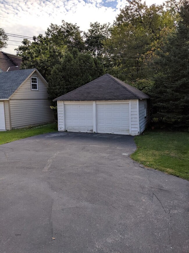 Garage - 2451 Woodmere Dr