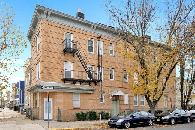 Building Photo - 111 Mallory Ave