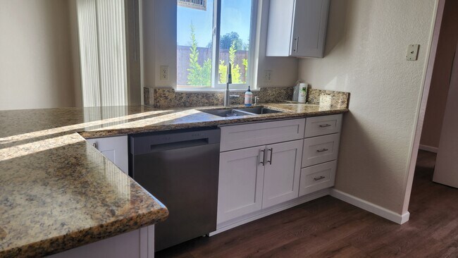 Building Photo - 417 Willow Creek Dr