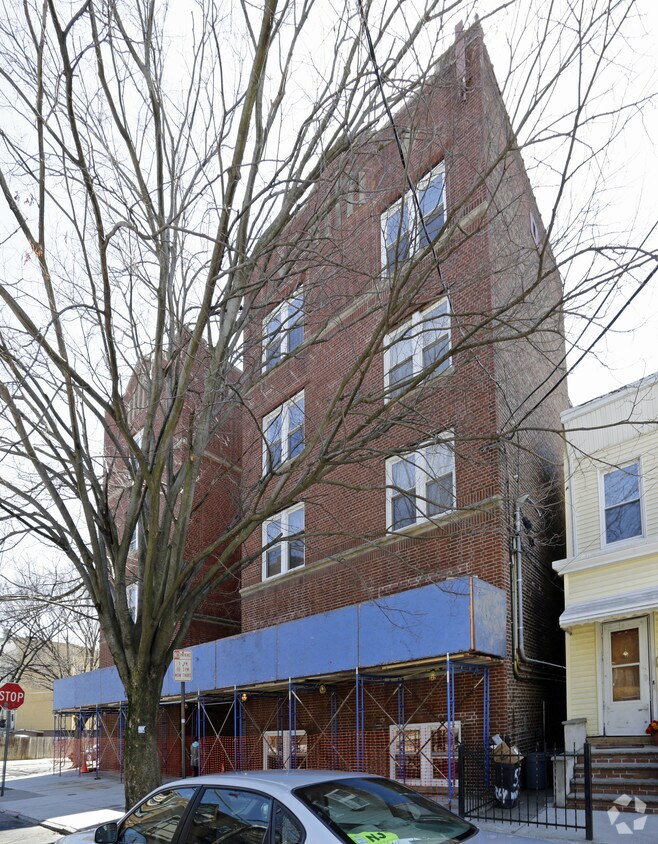 Building Photo - 49 Waverly St