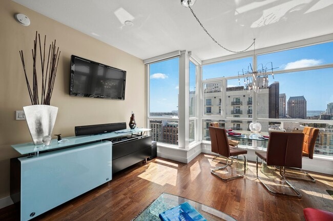 Building Photo - West Facing Downtown Condo for Rent!