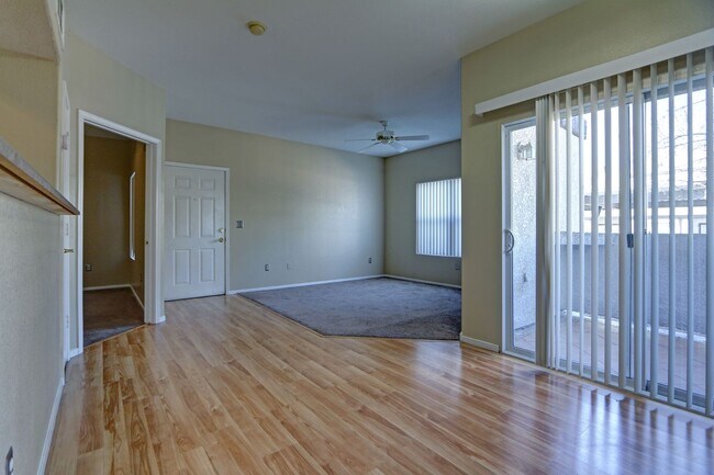 Foto del edificio - LOVELY & IMMACULATE CONDO LOCATED NEAR THE POOL PLUS HAS NEW PAINT, WOOD FLOORS, AND VIEWS OF THE...