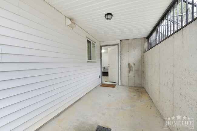 Photo du bâtiment - Bright & Comfortable 1 Bedroom 1 Bathroom Basement Suite for Rent – Newton, Surrey