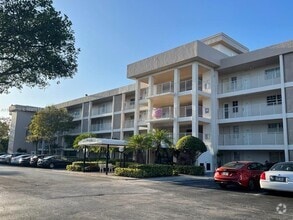 Building Photo - 3151 S Palm Aire Dr