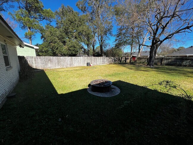 Building Photo - 2 Bedroom, 1 bathroom, Brick home , Stainless appliances, with Large Yard and Covered Parking.