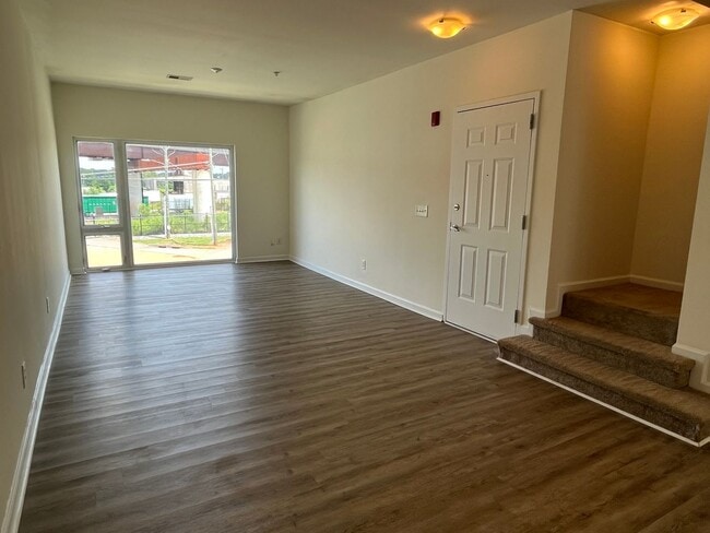 Building Photo - Great 2 Bed Condo in NODA with 1 Car Garage
