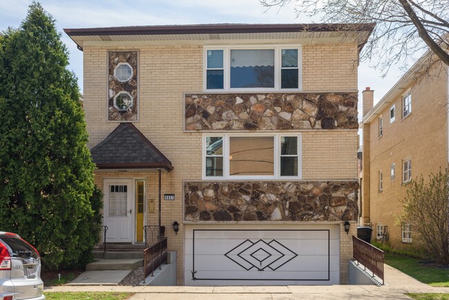 Building Photo - 8653 W Catherine Ave