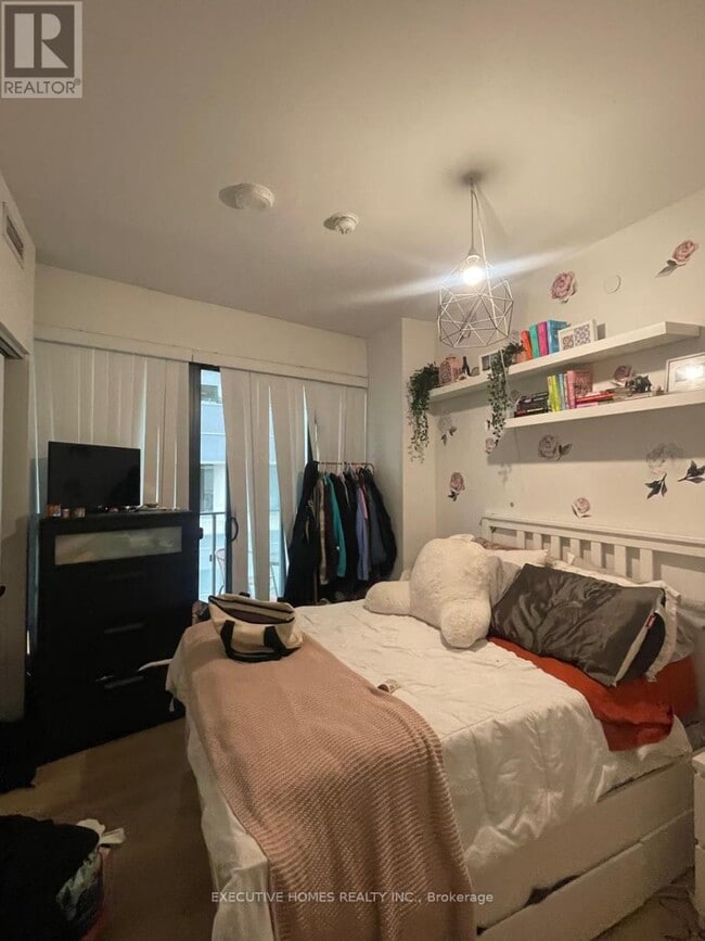 Photo du bâtiment - 215 Queen St W