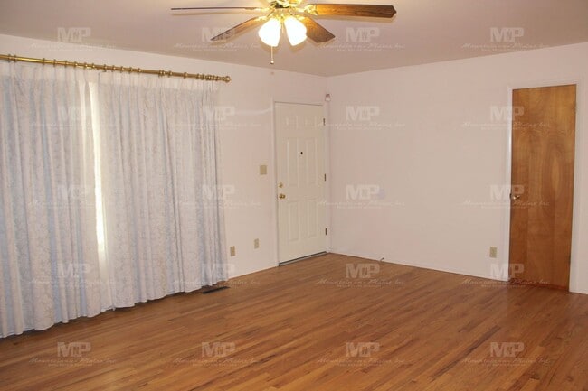 Building Photo - 2433 Tamarac Dr