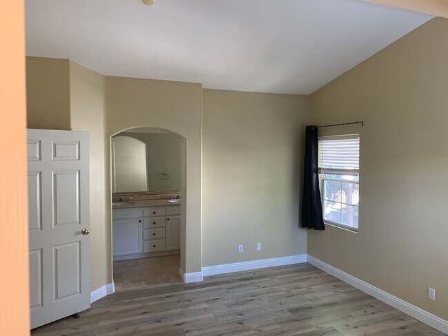 Foto del edificio - Remodeled Tustin Townhome 2B/3B