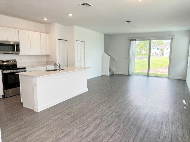 Foto del edificio - 551 Rivergrass St