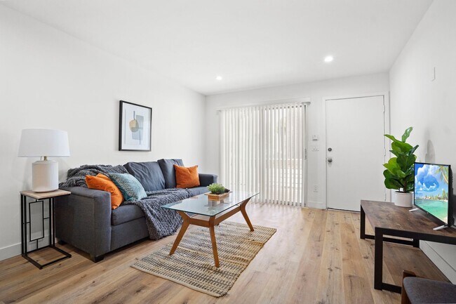 Foto del edificio - Individual Bungalows: All 1 bedroom/ 1 bath units all with LARGE PRIVATE YARDS.