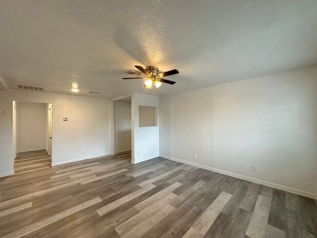 Foto del edificio - 910-912 Stetson Ave