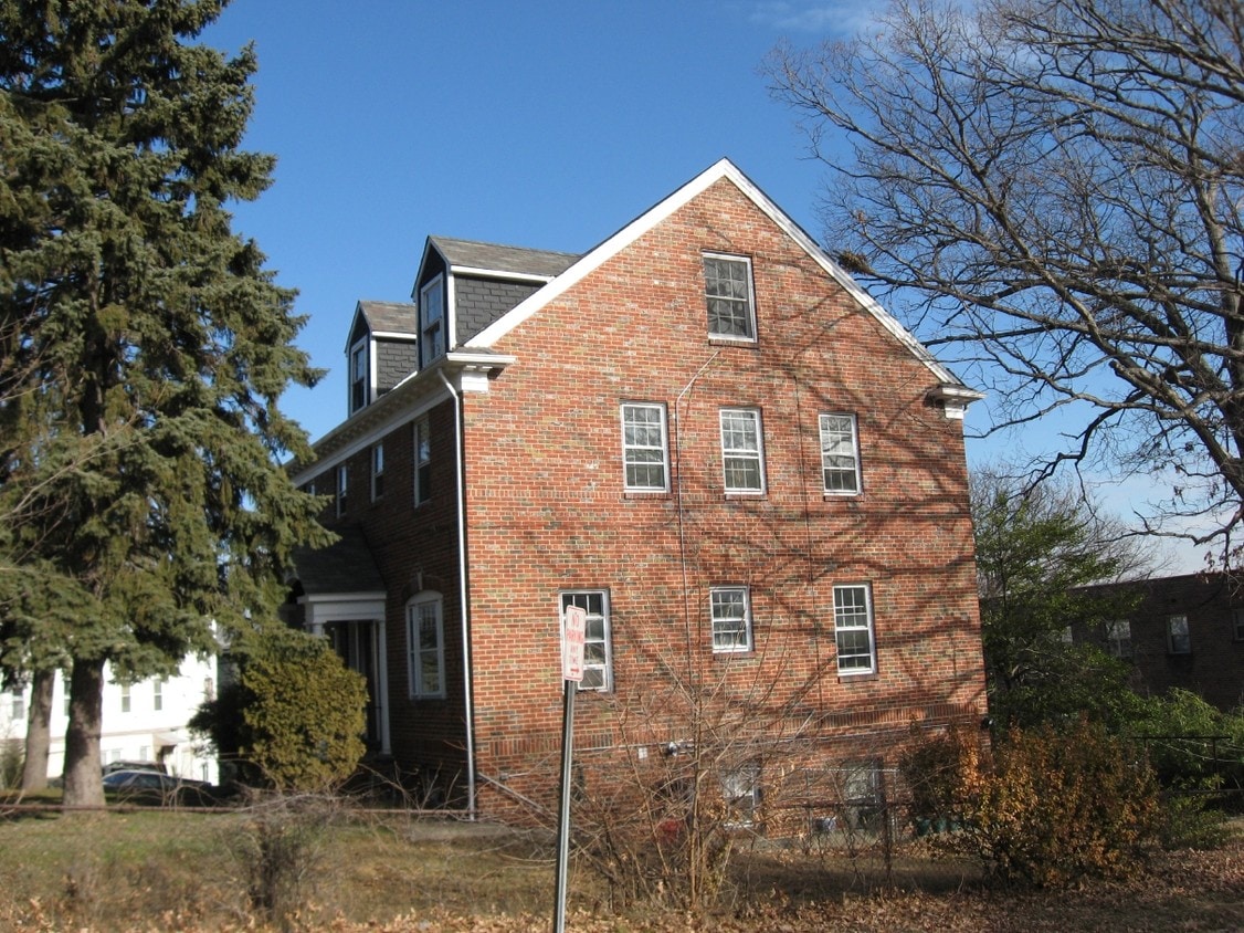Building Photo - 251 Manor Cir