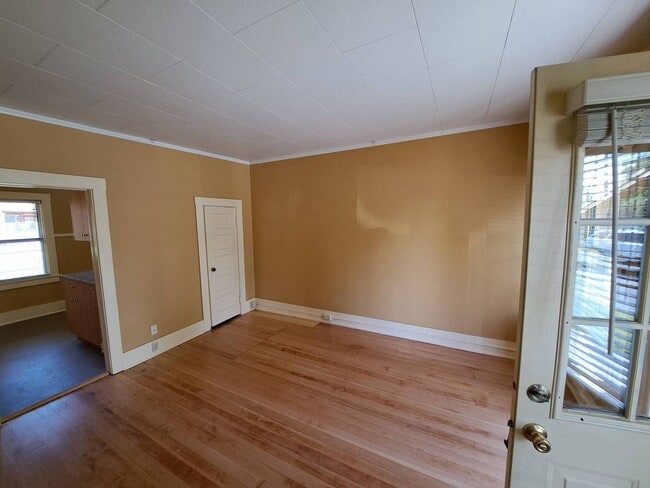 Building Photo - Historic Downtown Bend 1 Bed/1 Bath - NW Florida Ave
