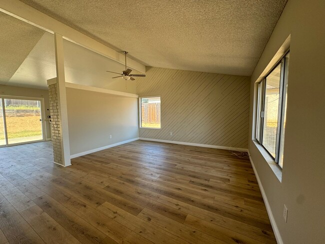 Building Photo - MOVE IN SPECIAL** Beautiful Remodeled 4BR/...