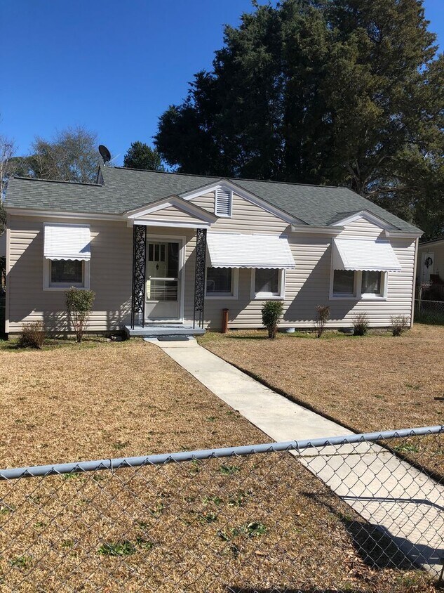 Foto principal - 2 Bedroom House off of Rosewood Available Now