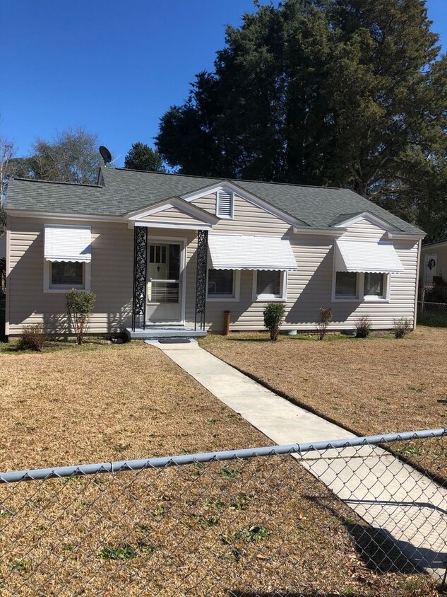 Primary Photo - 2 Bedroom House off of Rosewood Available Now