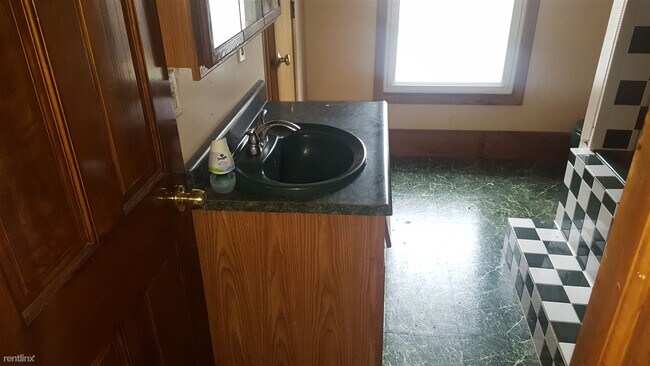Building Photo - 3 br, 1 bath House - 1230 W Hillsdale St