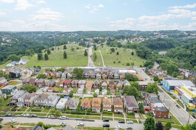Building Photo - AVAILABLE AUGUST 1ST!! BEAUTIFUL 3 BEDROOM...