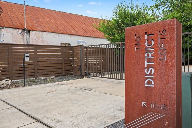Foto del edificio - 2 Week Free Move-In Incentive! Modern Downtown SA Townhome | Rooftop Balcony, Private Garage & Al...