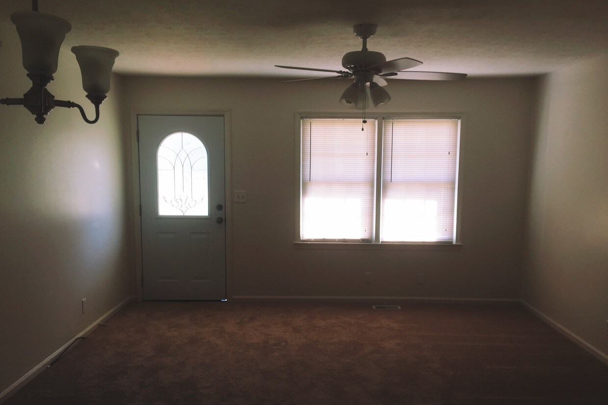 Livingroom - 75 Rebecca Ln